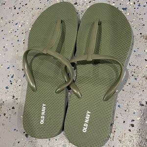 I’m selling sandals they were used once